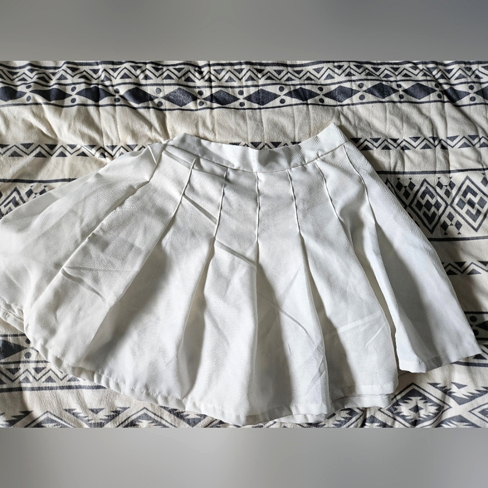 NWOT white pleated skirt